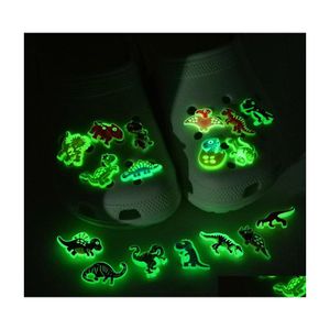 Schuhteile Zubehör MOQ 50 Stück fluoreszierende Croc Jibz Charms Dinosaurier Cartoon leuchtende Charme Schnallen Dekorationen 2D PVC Glow In T Dhcrn