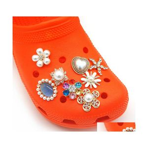 Accessori per parti di scarpe 2022 Charms in metallo Croc Designer per decorazioni Golden Fashion Love Shoes Ornamenti di fascino Fibbie come festa Dhnmb