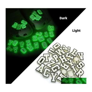 Accessori per parti di scarpe Glow In The Dark Croc Jibz Combinazione Lettere inglesi Fluorescenti 2D Decorazioni in morbido PVC Zoccolo luminoso Ch Dhepd