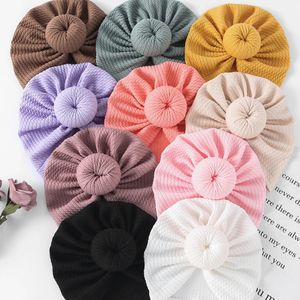 0-24 månader solid våffla tryck turban hatt för nyfödda headwrap söt runda baby pom boll donuts turban hatt