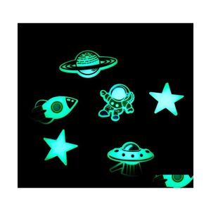 Schuhteile Zubeh￶r MOQ 50pcs Gl￼hen im dunklen Croc Charms Raum Alien Muster Luminous Clog Pins Charm Schnallen Dekorationen 2d dhngi
