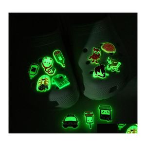 靴部品のアクセサリーMOQ 50PCS LUMINOUS CROC CHARMS MEDICAL STYLOON CARTOON2DソフトPVC蛍光詰まりDHQSAで輝く