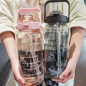 Vattenflaskor 2L 64oz flaska med halm kvinnliga flickor stor bärbar resesport fitness cup sommar kall tid skala SS0124