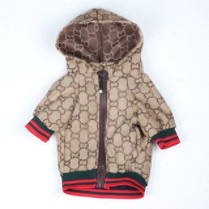 Abbigliamento per cani da compagnia di design di lusso per esterni Modello classico Pettorine per animali domestici regolabili di moda Cappotto Simpatico orsacchiotto con cappuccio Completo di piccolo accessorio per colletto