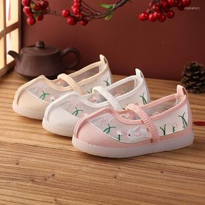 Athletic Shoes 2023 Girls Summer Hanfu broderade andningsbara mesh sandaler kinesiska stil barn mode