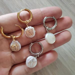 Hoopörhängen Huggie Flat Coin Freshwater Pearl Pave White CZ 26 Alphabet Letter Name Charm Gold Earring for Women Bridesmaid Wedding Hoop