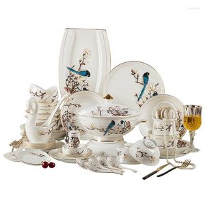 Set di stoviglie Jingdezhen Bone China 60 piatti da tavola Set di piatti in oro dipinto Set regalo europeo luminoso per la casa