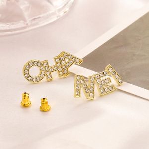 Tatlı Paslanmaz Çelik Marka Tasarımcıları Mektuplar Stud Clip Chain Gerçek Altın Kaplama Geometrik Ünlü Kadınlar Kristal Rhinestone Küpe Düğün