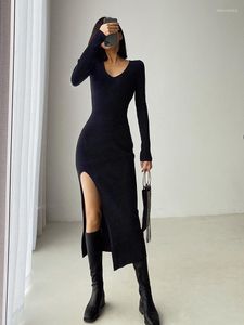 Casual Kleider 2023 Mode Sexy Französisch Schlitz Frauen Pullover Kleid Enge V-ausschnitt Gestrickte Knie Länge Weibliche Vestidos
