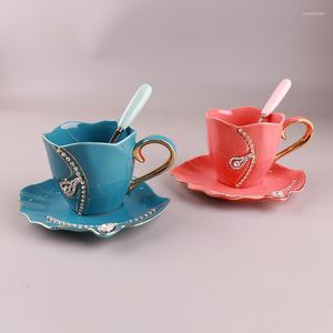 Tazas, platillos, juego de tazas de café, amantes de los diamantes de estilo europeo de cerámica y diamantes de imitación blancos y negros con cucharas de té