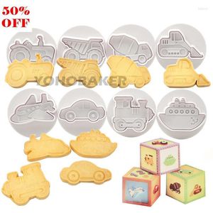 Stampi da forno 8 pezzi/set auto aereo treno veicolo 3D tagliabiscotti stampo per biscotti timbro a mano pressa stantuffo pasta di zucchero fondente