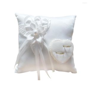 Подушка обручальное кольцо романтическое стильное белое квадратное цветочное цветочное камелия в форме брачных принадлежностей в помещении на открытом воздухе