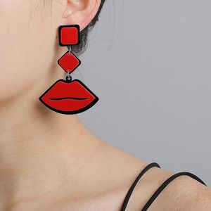 ダングルイヤリングシャンデリア女性のためのアクリルのトレンディな幾何学的ステッチセクシーな赤い唇女性ジュエリーアクセサリー