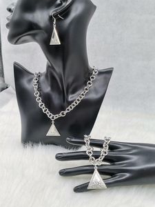 Kedjor mode unisex punk hip hop triangel hänge halsband smycken set metall för kvinnor party grossalenchains