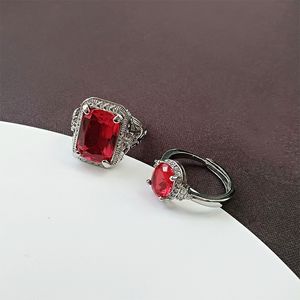 Pierścień miłośnika europejskiego i amerykańskiego stylu kobiety i mężczyźni geometria Ruby cyrkon Diamond słodki czerwony kryształowy przyjęcie weselne biżuteria Walentynki prezent regulowany