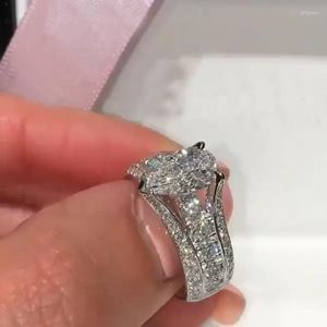 Anelli di nozze Huitan Romanzo Design Donna Intarsio di lusso Brillante Cubic Zirconia Proposta di fidanzamento per l'amante Gioielli alla moda