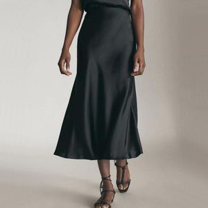 スカート2023春夏女性ハイウエストサテンスカートメタリックカラー長い光沢のあるシルク模倣ミディシルバーブラック