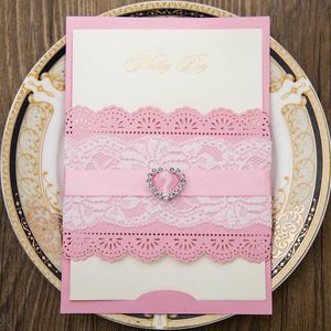 グリーティングカードホワイトピンクのエレガントラインストーン愛の結婚式の招待状レーザーカットレース招待状カードサプライ50pcs/pack