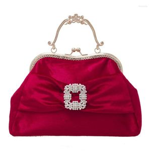 Borse da sera 2023 Borsa da sposa da donna Borsa da pranzo in velluto rosso da damigella d'onore Pochette da giorno portatile con perle