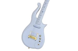 Lvybest E-Gitarre mit weißem Korpus, ungewöhnlicher Form und goldener Hardware. Bieten Sie maßgeschneiderte Dienstleistungen