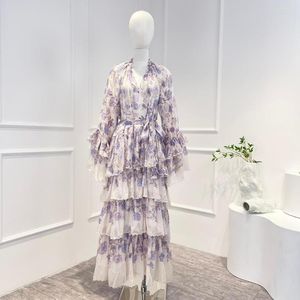 カジュアルドレス2023スプリング高品質の紫色の花のプリントタイプネックラインカスケードホタテトリム女性のための長いルーズドレス