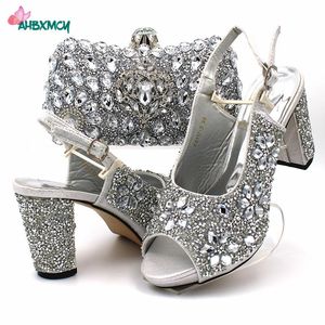 Отсуть обувь 2023 красивые женщины, соответствующие сумке в серебряном цвете сандалии, нигерийцы и расположены с сияющим хрусталем