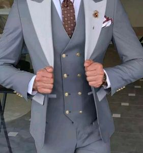 Brand New Smoking dello sposo grigio Bianco Picco risvolto Uomo Abiti formali Uomini d'affari Indossare Abiti da cerimonia nuziale Prom Giacca Pantaloni Cravatta Gilet