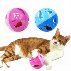 猫のおもちゃ2pcsくぼみプラスチックのインタラクティブなおもちゃボール子猫猫のための鐘と遊び