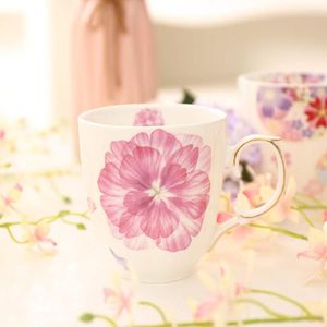 Tazze Bignosedeer Pink Porcelain Fashion British Bone China Tazza da caffè Manico dorato Piattino Fiore in ceramica Set da tè Tazza da tè