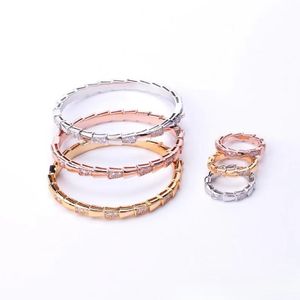 Set di gioielli di marca di moda Lady Ottone Superficie lucida Spaziatura Diamante Serpente Serpente Oro 18 carati Fidanzamento di nozze Norrow Bracciali Anelli 1 Set