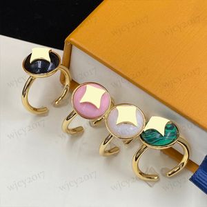 Neue Tops Qualität Ringe für Männer Frauen Paar Ring Klassische Brief Blume Schmuck Designer Mode Titan Bling Stil