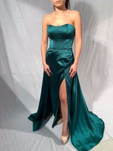 Sexy grünes Abendkleid, langes, seitlich geschlitztes Partykleid, herzförmiger freiliegender Boning-Schnürrücken-Cocktailkleid