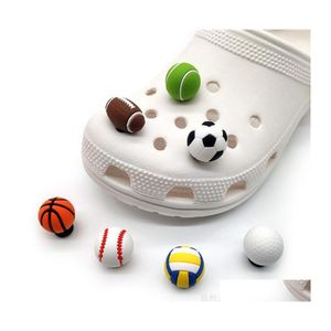 Skodelar Tillbehör 3D Sportboll Croc Charms Plast Berlock Dekoration Spänne Pvc Jibitz Clog Knappar Pins Drop Delivery Skor Dhl06