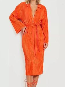 Günlük elbiseler Kadınlar için zarif pilili elbise 2023 düz renkli yaka uzun kol yüksek bel bağdağı moda dişi df438