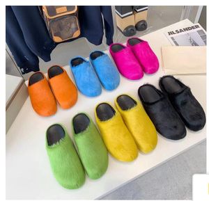 Moda Slippers de pele Mulheres redondas para cabelos de cavalo lesão feminina mohair rosa preta rosa vermelha mulas verde sapatos de meia chinela plana Mulher casual sapatos de pelúcia 37 39 38 40 41 42 43 44