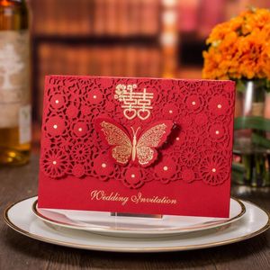 グリーティングカード50pcs/packt Red Butterfly Wedding Invitationsカードカスタマイズされた印刷ゴールデンフォイル招待状