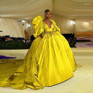 Lässige Kleider, elegante gelbe Abendkleider, Abiye Abendkleider, ausgestellte Ärmel, tiefer V-Ausschnitt, geschwollene lange Rüschen, formell