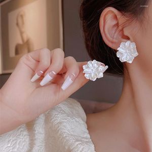 スタッドイヤリング女性のための白い花Earring2023現代韓国ファッション素敵な10代のガールパーティージュエリーアクセサリー