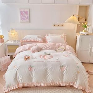 Bedding conjunta algodão fofo de pêssego de bordado de pêssego conjunto branco rosa tampa de retalhos de edreca de ruffles bastão de lençóis da cama