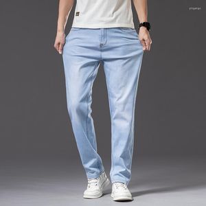 Jeans masculinos 2023 masculinos magros de tamanho grande primavera e verão moda casual azul claro calças de jeans de jeans da marca masculina