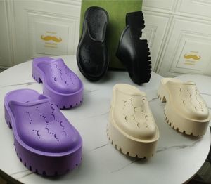 Sandálias Perfuradas de Design Plataforma Deslizamento de Luxo Chinelos com Padrão Oco Materiais Transparentes Sandália de Borracha Chinelo Flats