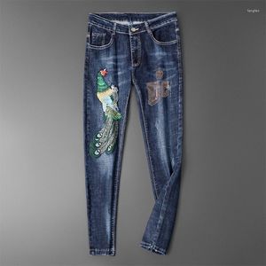 Mäns jeans män fyra säsonger mode phoenix mönster broderade varumärkesbibliotek ungdomar smala byxor