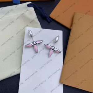 Lyxdesignade smycken Stud Kvinnor Örhänge Bokstavsörhängen koppar guldpläterade Elegant Wing Charm Rosa örhängen mode ny stil