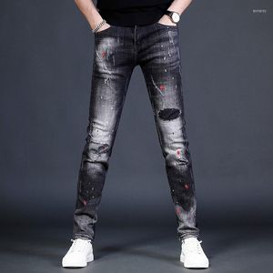 Herr jeans sommar 2023 svart rippade lapp män streetwear prickar tryckt blyerts byxor mode casual smal fit denim byxor