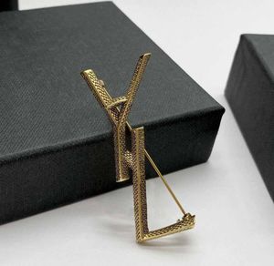 New style Luxury Brand Designer Letter Pins Brooches Women Gold Cape Buckle Brooch Suit Pin Wedding Party Jewerlry Accessories Wholesale