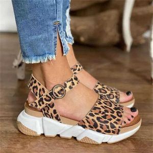 2022 Moda Casual New Summer Tinta unita Punta aperta Fibbia Tacco medio Stampa leopardata Versatile Sandali da esterno 0130