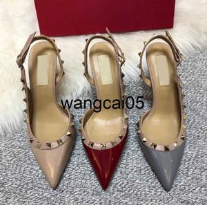 Sandalet moda sandalet kadın pompalar sıradan tasarımcı altın mat deri çivili sivri uçlu slingback yüksek topuklu ayakkabılar t230130