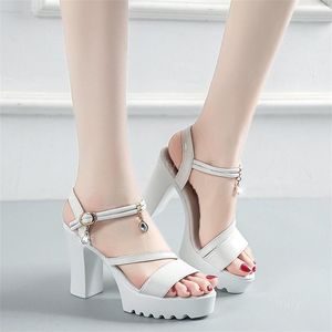 Sandaler tjock hälplattform 2023summer kvinnlig koreansk version av Rhinestone Fashion Women Open Toe Shoes