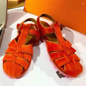 Sandálias Moda Horse Horse Women Hollow Out T-Strap Summer do lado de fora da praia Flats fechados de pé de sapatos planos Mulher Gladiator Sandal