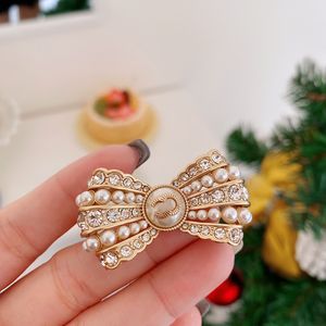 Luxury Designer Brooch Pins For Women Brand Gold Letter Bow Brooch Pearl Diamond Accessories Vintage Womens Gentle Breastpins 2301301QS